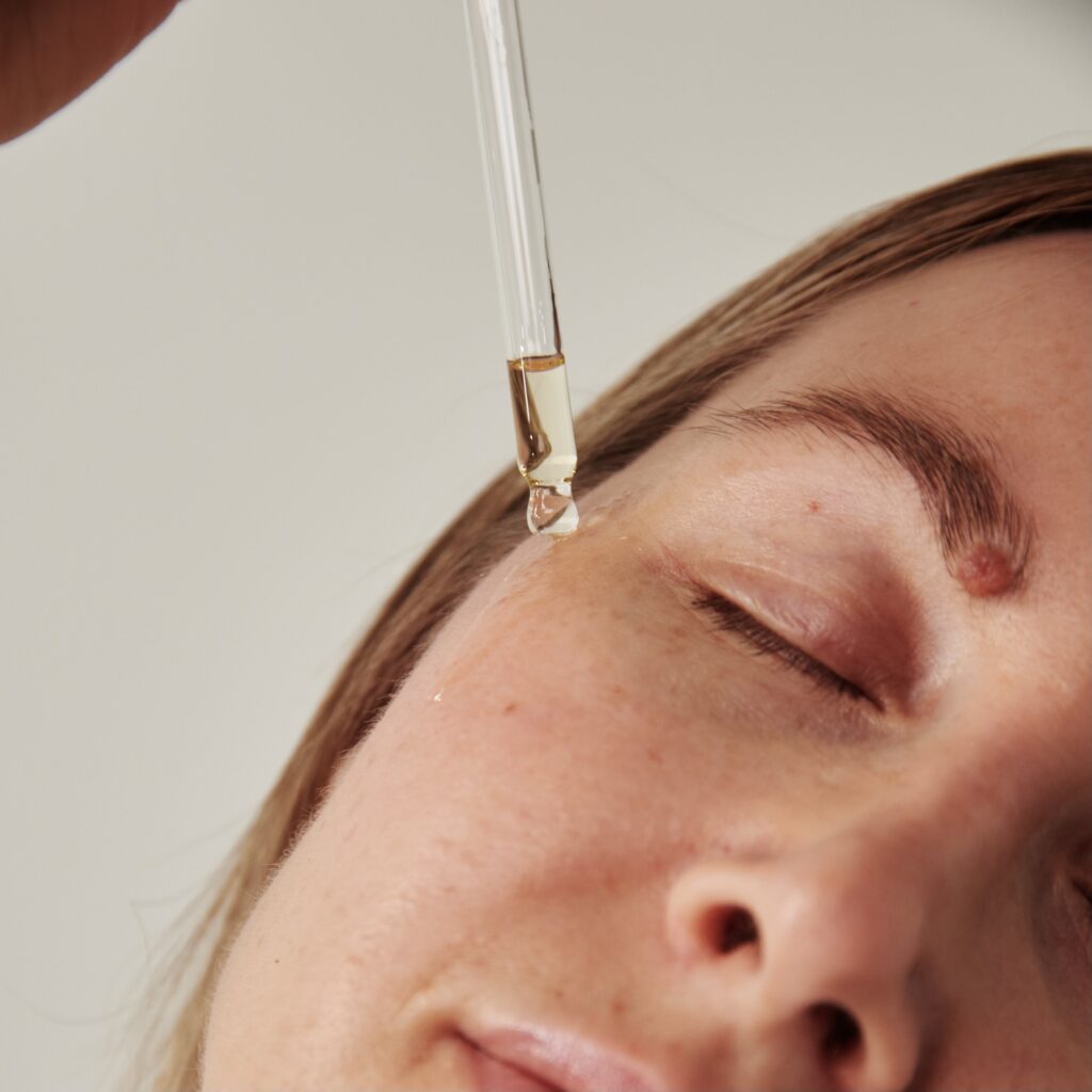 Skönhetshemligheten din hud har väntat på: plommon- och hallonkärnolja